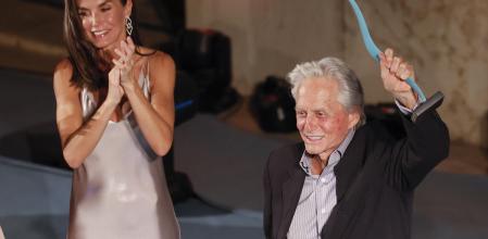 El actor estadounidense Michael Douglas (d) posa con el premio Masters of Cinema en presencia de la reina Letizia,