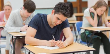 Grupo de jóvenes realizando un examen.