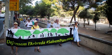 Foto Marti Gelabert 29/07/2024 Una veintena de vecinos protestan contra la tala de arboles en el Parc Joan Miro, por las obras de perlongacion de la FGC