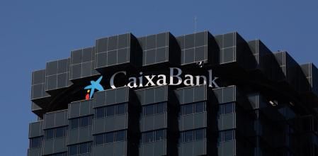 Fachada de la sede de CaixaBank en la Avenida Diagonal de Barcelona, a 11 de julio de 2022, en Barcelona, Cataluña (España). CaixaBank es un banco español con domicilio social en Valencia y sedes operativas en Madrid y en Barcelona. Fundado en 2011 por la Caja de Ahorros y Pensiones de Barcelona, aportó los activos y pasivos de su negocio bancario.