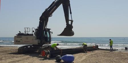 Trabajos en la playa del Far de Vilanova i la Geltrú