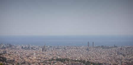 FOTO:MANÉ ESPINOSA 31/07/2024. LAS OLAS DE CALOR PROVOCAN EL AUMENTO DE NIVELES DE CONTAMINACIÓN POR OZONO EN TODA EUROPA. IMAGEN DE LA CIUDAD DE BARCELONA DESDE EL TIBIDABO