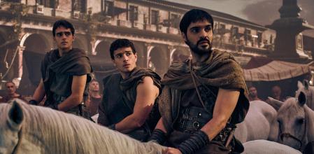 Eneko Sagardoy (a la derecha), acompañado de sus hermanos en la ficción, Pepe Barroso y Gonçalo Almeida.