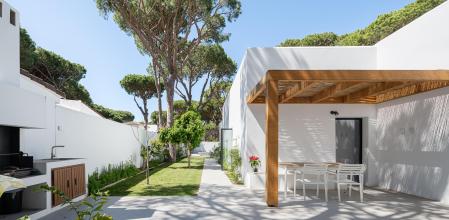Por todas las estancias corre el aire. Son frescas pero a la vez visualmente cálidas gracias a acabados como las lamas de madera de los techo