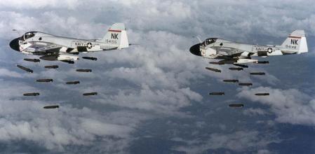 Aviones estadounidenses lanzan bombas en 1968