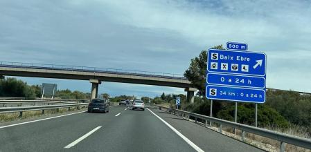 Cartel indicativo de un área de servicio en la autopista Ap-7