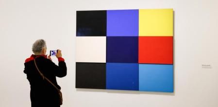 Un hombre fotografía ‘Mediterranée’ (1952), óleo sobre madera, en la Tate Modern de Londres