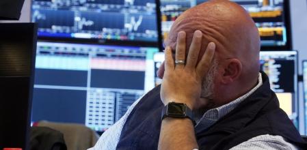 Un trader en la Bolsa de Nueva York, en plena caída