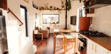 En cuanto a dimensiones, la vivienda móvil mide 8 m de largo y 3 m de ancho.