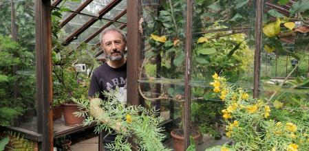 Santiago Beruete afirma que cuidar las plantas del jardín o las macetas del balcón tiene mucho de filosófico