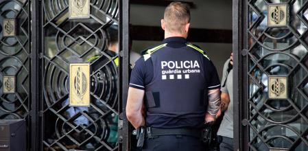 FOTO MARTI GELABERT 07/06/2024 INSPECTORES DEL AYUNTAMIENTO DE BARCELONA, ACOMPAÑADOS DE LA GUARDIA URBANA, HAN INSPECCIONADO LOS ALOJAMIENTOS TURISTICOS ILEGALES DE LA CALLE ROGER DE LLURIA.