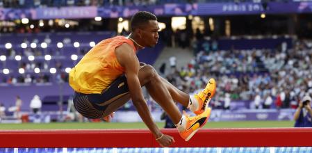 Jordan Díaz, en pleno vuelo hacia el oro olímpico, este viernes en Saint-Denis