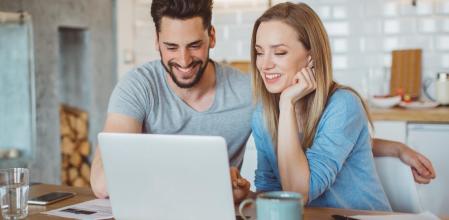 Una pareja revisando su cuenta conjunta.