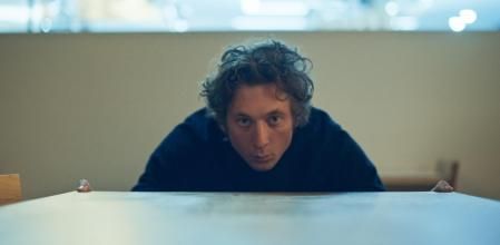 El primer episodio no ayudará a disipar las críticas que no debería competir en comedia.