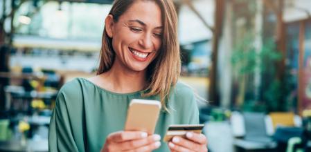 Una mujer comprando por internet.