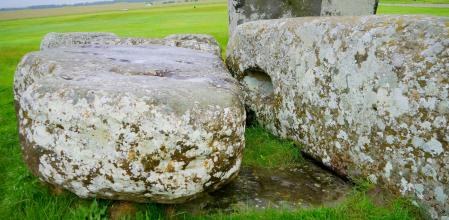 La piedra del altar tiene origen escocés. Fue transportada desde el norte de Escocia a lo largo de más de 750 kilómetros hasta el Stonehenge.