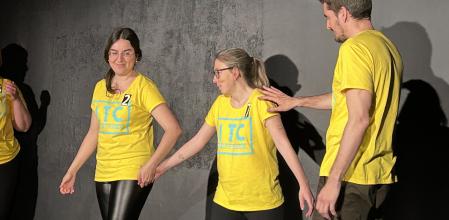 Sara, en el centro, durante una improvisación teatral, técnica que ayuda a mejorar su capacidad de socialización