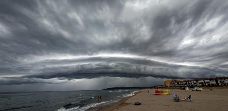 La playa Els Griells, Girona, un día nublado.