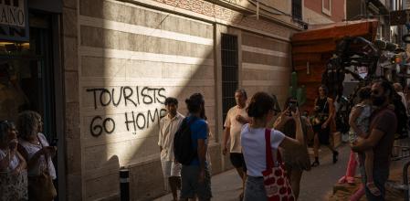 Diferentes pintadas contra el turismo en las fiestas de Gràcia. Barcelona, 17 de agosto de 2024