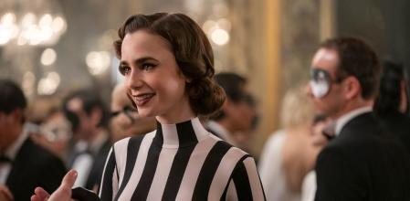 Emily Cooper (Lily Collins) con su look para el baile de máscaras