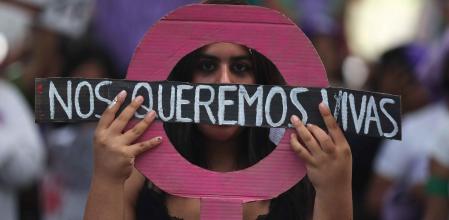 -FOTODELDÍA- AME2143. BOGOTÁ (COLOMBIA), 21/08/2024.- Fotografía de archivo del 08 de marzo de 2024 de una mujer sosteniendo un lcartel durante una movilización por el Día de la Mujer en Lima (Perú). Cada cierto tiempo, algún caso de violencia machista en Perú ocupa titulares durante unos días por su crueldad o por la fama de alguna de las partes, como la reciente denuncia de la esposa del futbolista Christian Cueva. Pero las agresiones a las mujeres es algo cotidiano en el paisaje del país andino. EFE/ Paolo Aguilar