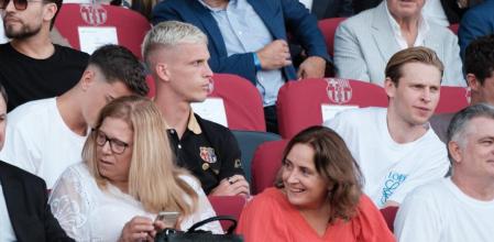 FC Barcelona- atlétic de Bilbao￼ Dani Olmo y Frankie de Jong En la grada