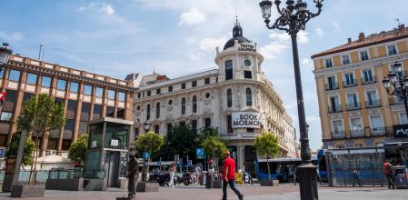 El Teatro Calderón en la plaza de Jacinto Benavente