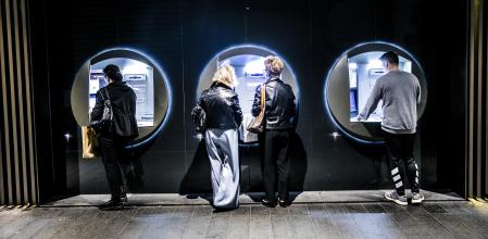 foto XAVIER CERVERA 07/11/2022 Para un reportaje que estamos preparando sobre la falta de cajeros automáticos sería posible hacer una fotografía de algún usuario, si puede ser en la que se vea una persona mayor que esté retirando dinero o consultado un cajero ya que son de las personas más afectadas (caixabank en plaça francesc macia)