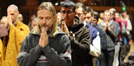 Un ejercicio de meditación en el centro budista de Plum Village, cerca de Burdeos