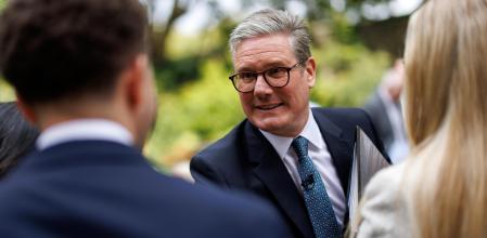 London (United Kingdom), 26/08/2024.- British Prime Minister Sir Keir Starmer shakes hands with members of the audience as he leaves the Rose Garden after delivering a speech at 10 Downing Street in London, Britain, 27 August 2024. The prime minister reflected on the riots the country experienced earlier in August and warned that 'things will get worse before we get better'. In the audience are around 50 members of the public that Starmer met whilst campaigning for the general election. (Disturbios, Reino Unido, Londres) EFE/EPA/TOLGA AKMEN / POOL