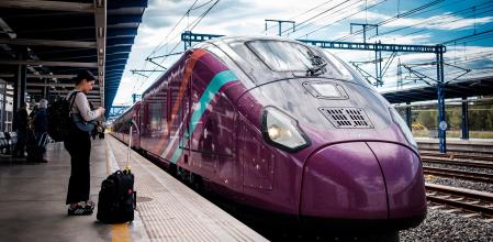 Así son los nuevos trenes Avlo que harán parada en Tarragona. Renfe ha puesto en circulación este martes por primera vez unos nuevos trenes de alta velocidad entre Barcelona y Madrid con una capacidad para 581 personas llegando a los 300 km/h. Los nuevos vehículos cubren el corredor desde Figueres-Vilafant hasta la capital española, parando eb Girona, la capital catalana, el Camp de Tarragona y Lleida.