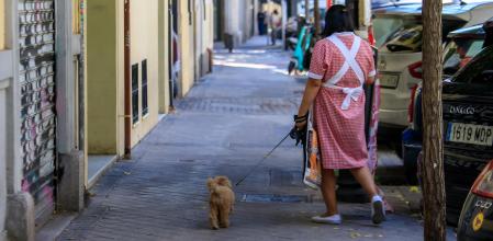 Una señora del servicio doméstico, con el perro de sus patrones