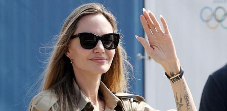 Angelina Jolie saluda a su llegada a Venecia