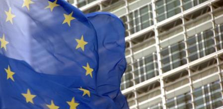 Bandera de la UE frente a la sede de la Comisión Europea