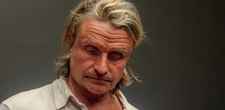 El productor musical Nacho Cano ofrece declaraciones a los medios, a 9 de julio de 2024, en Madrid (España). Nacho Cano ha atendido a los medios de comunicación tras ser detenido por contratar presuntamente a inmigrantes irregulares para su musical 'Malinche'. En concreto, se le acusa de un presunto delito contra los derechos de la población inmigrante y otro contra los derechos de los trabajadores. Tras tomarle declaración este martes, 9 de julio, ha quedado en libertad con cargos a la espera de una citación judicial.