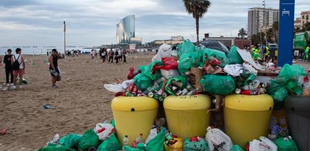 Acumulacion de basura y residuos en la playa de Barcelona tras la noche de San Juan