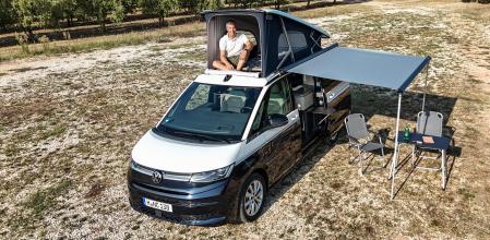 El Volkswagen California dispone de un techo elevable donde se puede pernoctar&nbsp;