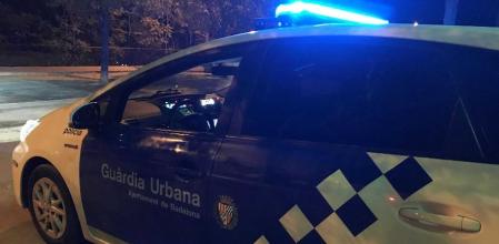 Un vehículo policial en Badalona .