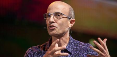 Yuval Noah Harari, el superdotado que se enseñó a leer a sí mismo y ahora dicta la filosofía del siglo XXI que siguen Bill Gates y Mark Zuckerbreg.