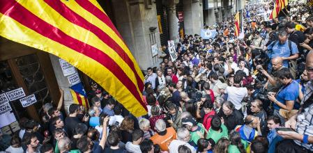 Manifestación a las puertas de la Conselleria de Economía el día que entró la Guardia Civil a registrarla