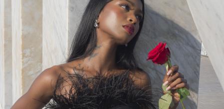 Ela Naranayan (@elanarayn), en una sesión de fotos con vestido de Tina Kolesnikova (@tina_kolenikova),