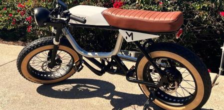 El vehículo brinda una forma muy similar a la de una moto de tipo scrambler.