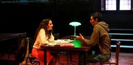 Una imagen de 'Tots ocells', de Wajdi Mouawad, con Mirian Moukhles y Guillem Balart