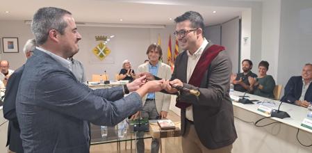 Juan Jurado recibiendo la vara de mando de manos del hasta ahora alcalde, Eduard Rivas