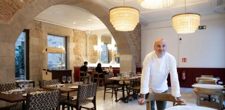 El chef Romain Fornell en uno de los comedores del bistrot al que se accede sin entrar al museo