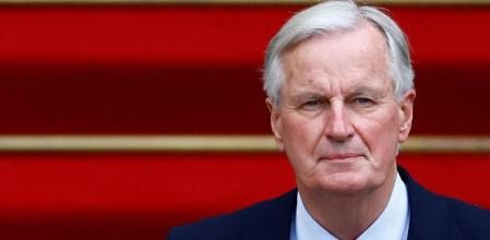 Michel Barnier, en el patio del palacio de Matignon, durante el traspaso de poder