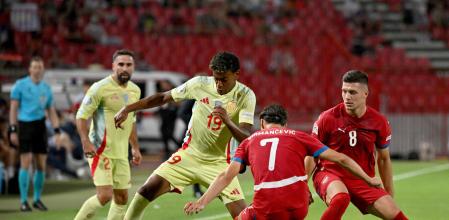 Spain's forward #19 Lamine Yamal (C) controls the ball next to Spain's defender #02 Dani Carvajal (2-L), Serbia's midfielder #07 Veljko Birmancevic (2-R) and Serbia's forward #08 Luka Jovic (R) during the UEFA Nations League Group A4 football match between Serbia and Spain at the Rajko-Mitic stadium in Belgrade on September 5, 2024. (Photo by Andrej ISAKOVIC / AFP)