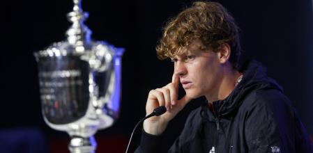 Jannik Sinner, junto a su nuevo título de campeón del US Open