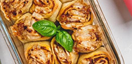 Rolls de pesto y queso