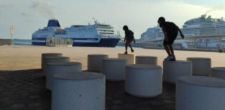 Juegos infantiles en el renovado espacio del Port Vell de Barcelona.